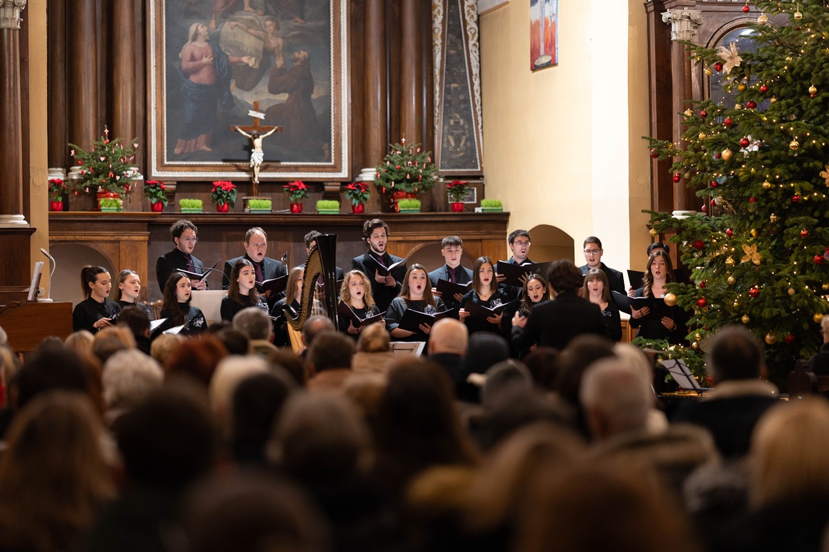 Božićni koncert zbor "Via" posvetio nedavno preminulom kapucinu fra Josipu Vizjaku